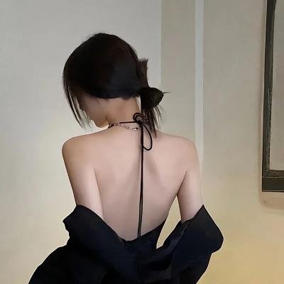 喙与脑：使用工具的鸟类